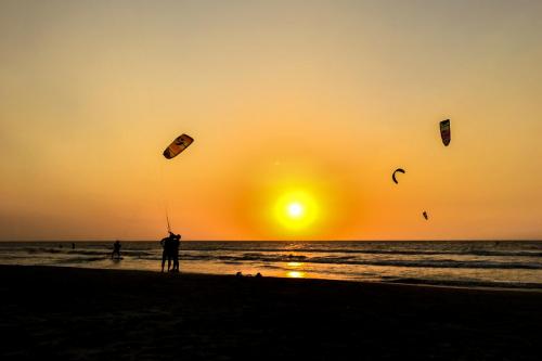 final de un buen dia - clases de kitesurfing Caratgena - Colombia